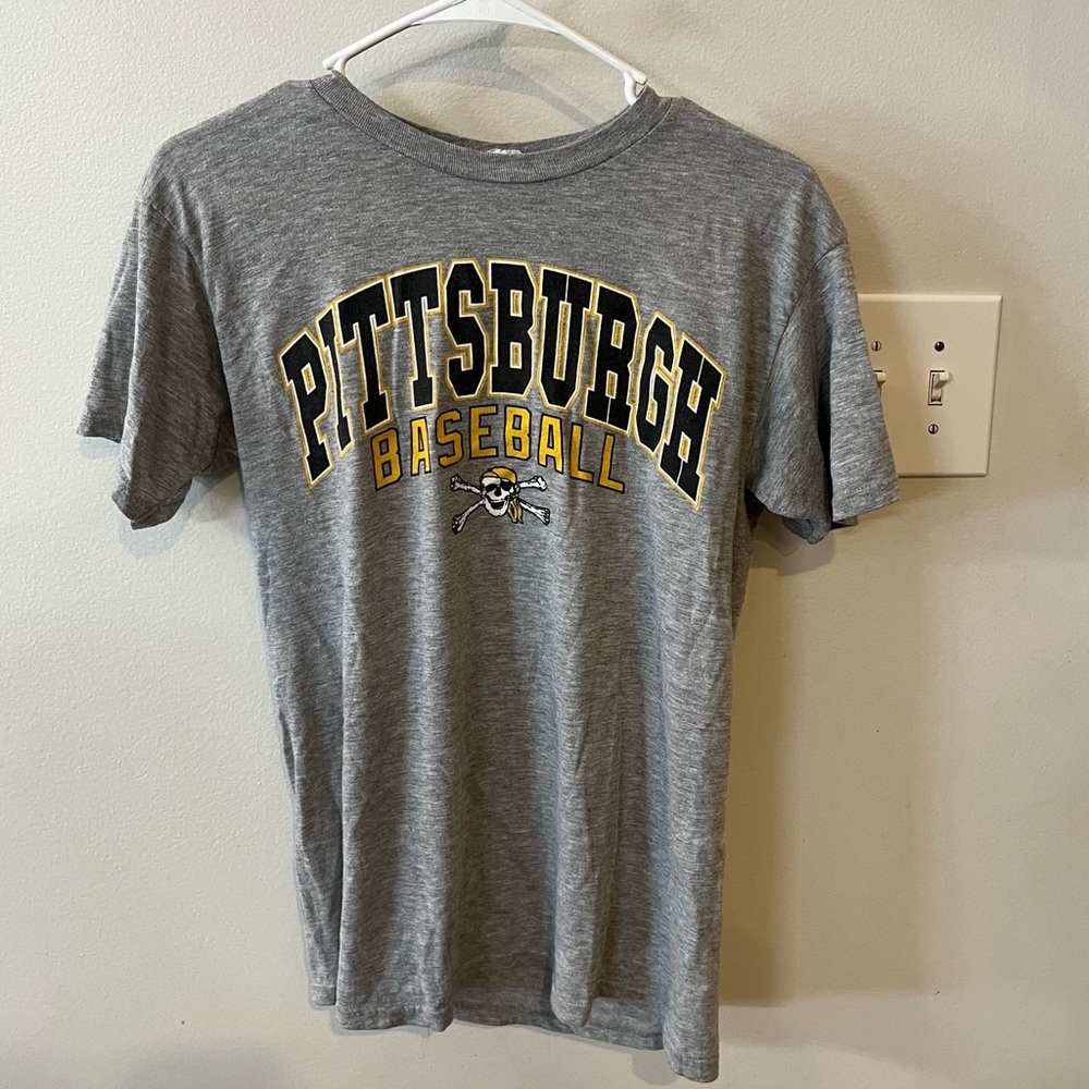pittsburgh pirates baseball t shirt
size small
good condition